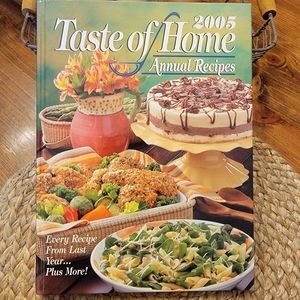 LIKE NEW!! 2005 Taste of Home Annual Cookbook